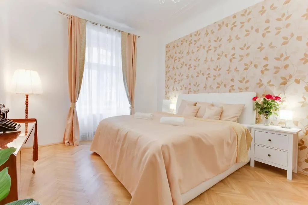 Prague Days - 3Bdr Apt - Small Balcony - 2 Bathrooms - 90 Sqm 0*,  צ'כיה