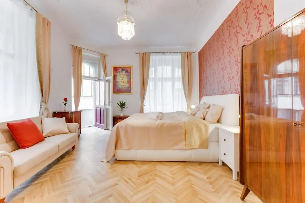 Prague Days - 3Bdr Apt - Small Balcony - 2 Bathrooms - 90 Sqm דירה