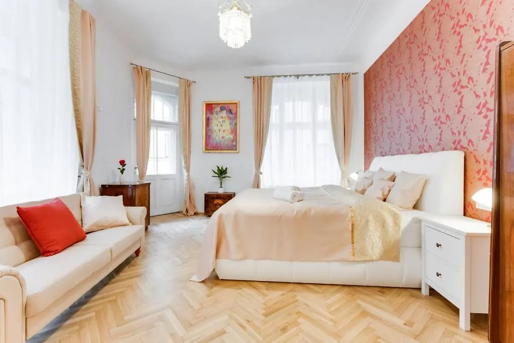 Prague Days - 3Bdr Apt - Small Balcony - 2 Bathrooms - 90 Sqm 0*,