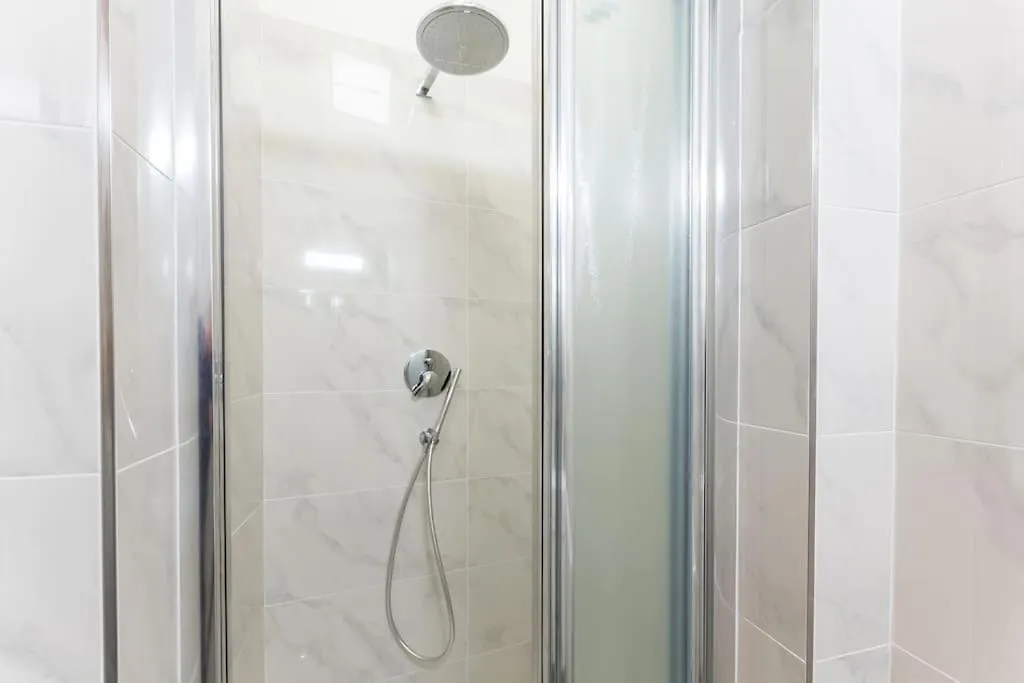 Prague Days - 3Bdr Apt - Small Balcony - 2 Bathrooms - 90 Sqm דירה