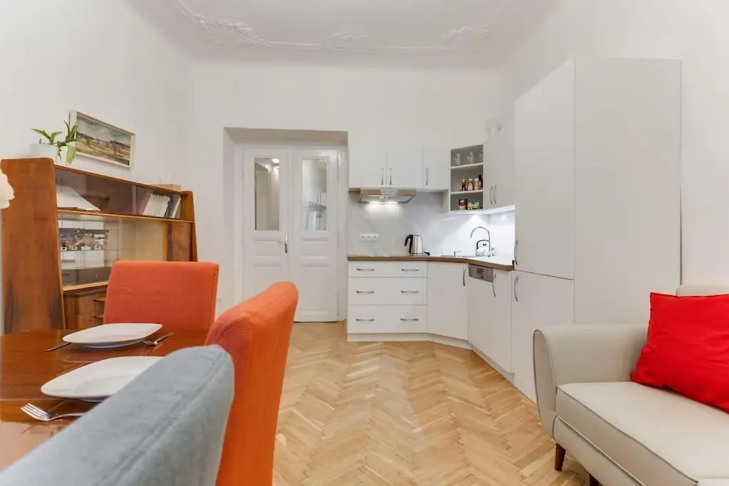Prague Days - 3Bdr Apt - Small Balcony - 2 Bathrooms - 90 Sqm דירה