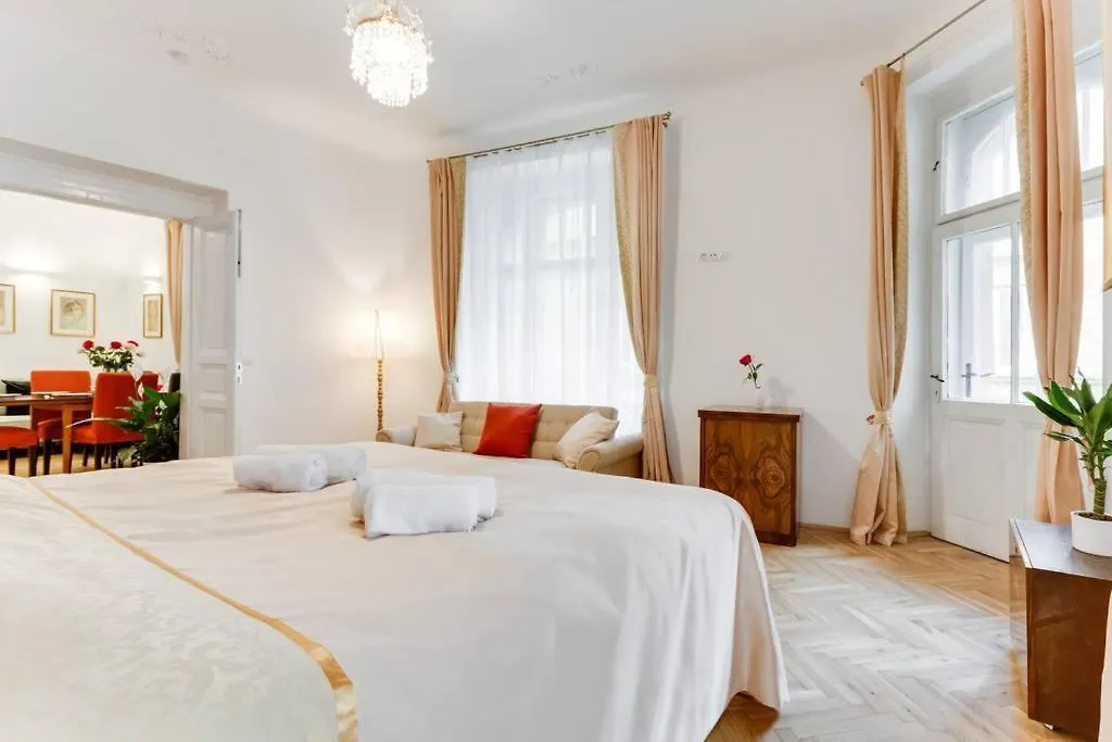 Prague Days - 3Bdr Apt - Small Balcony - 2 Bathrooms - 90 Sqm צ'כיה