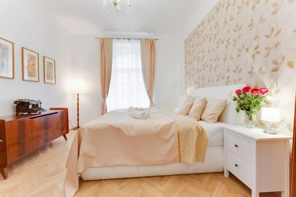 Prague Days - 3Bdr Apt - Small Balcony - 2 Bathrooms - 90 Sqm 0*,  צ'כיה