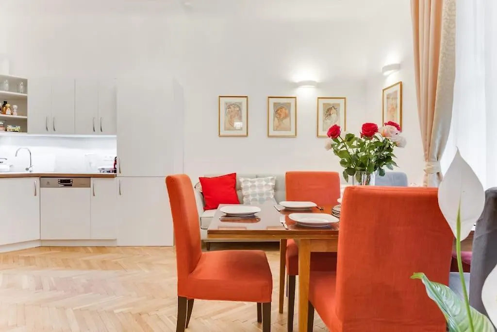 Prague Days - 3Bdr Apt - Small Balcony - 2 Bathrooms - 90 Sqm דירה